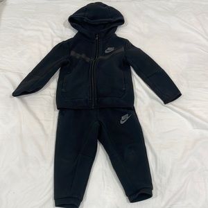 Nike Sportswear Tech Fleece Full-Zip Set
Toddler 2-Piece Hoodie Set